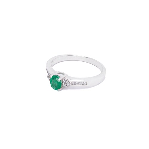 Anillo Diamantes con Esmeralda Oro blanco 14 Kilates 45 Puntos..