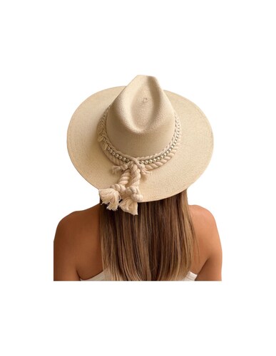 Sombrero para mujer artesanal de palma fina decorado con listón blanco y conchas