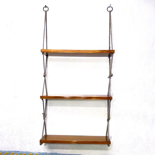 Repisa de Madera de 1ra entintada y barnizada de 3 niveles colgante con cuerda de algodón..