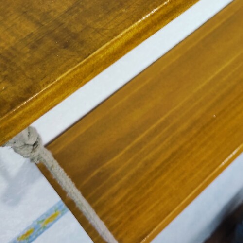 Repisa de Madera de 1ra entintada y barnizada de 3 niveles colgante con cuerda de algodón..