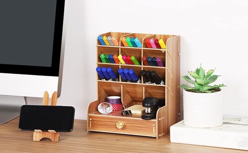 Organizador de escritorio de madera.