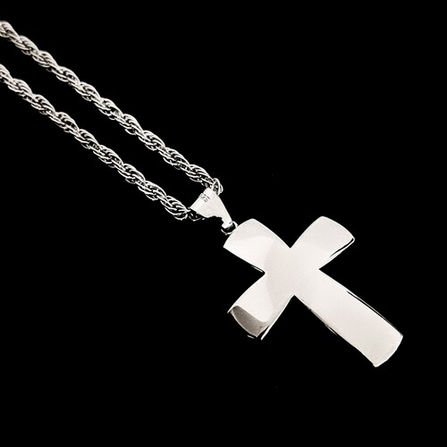 Cadena torzal y cruz de plata .925 con baño de rodio.