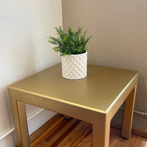 Maceta geométrica: estilo minimalista en color blanco cerámica brillante