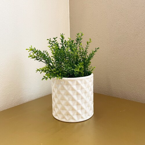 Maceta geométrica: estilo minimalista en color blanco cerámica brillante