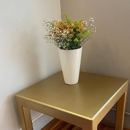 Florero blanca de cerámica brillante: un toque de elegancia moderna para tus flores.