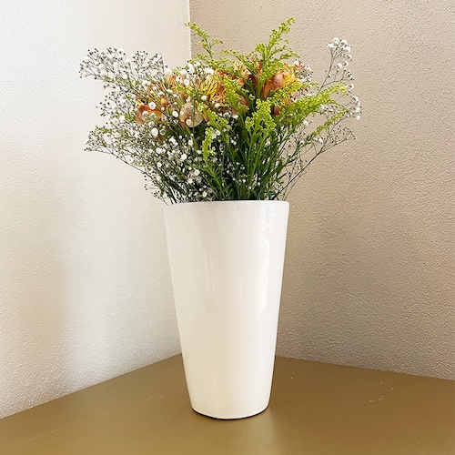 Florero blanca de cerámica brillante: un toque de elegancia moderna para tus flores.