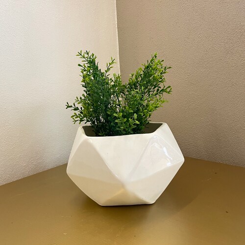 Maceta geométrica: estilo minimalista en color blanco cerámica brillante