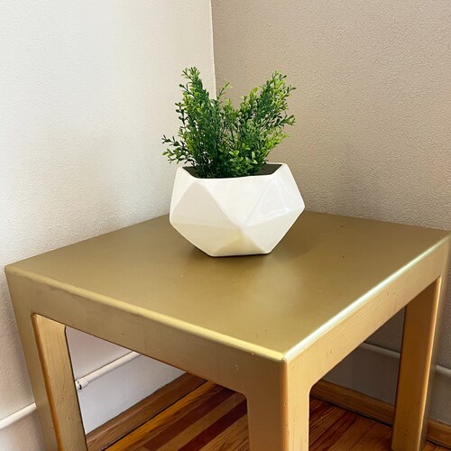 Maceta geométrica: estilo minimalista en color blanco cerámica brillante