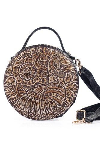 Bolso de mujer A ÁNGELOZANO tipo crossbody de piel vacuna color negro, con grabado tipo cincelado, pintado a mano, modelo Quetzal