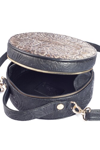 Bolso de mujer A ÁNGELOZANO tipo crossbody de piel vacuna color negro, con grabado tipo cincelado, pintado a mano, modelo Quetzal