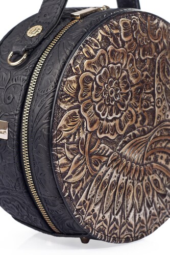 Bolso de mujer A ÁNGELOZANO tipo crossbody de piel vacuna color negro, con grabado tipo cincelado, pintado a mano, modelo Quetzal
