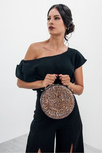 Bolso de mujer A ÁNGELOZANO tipo crossbody de piel vacuna color negro, con grabado tipo cincelado, pintado a mano, modelo Quetzal