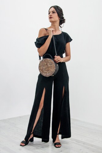Bolso de mujer A ÁNGELOZANO tipo crossbody de piel vacuna color negro, con grabado tipo cincelado, pintado a mano, modelo Quetzal