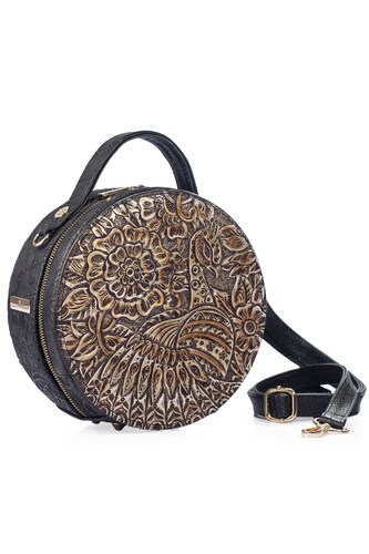 Bolso de mujer A ÁNGELOZANO tipo crossbody de piel vacuna color negro, con grabado tipo cincelado, pintado a mano, modelo Quetzal
