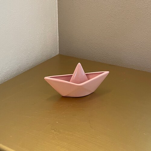 Barco de papel decorativo minimalista color Rosa cerámica brillante