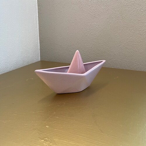 Barco de papel decorativo minimalista color Morado cerámica brillante