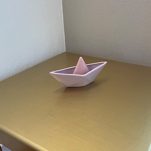 Barco de papel decorativo minimalista color Morado cerámica brillante