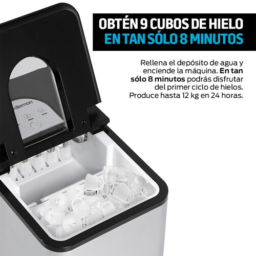 Vídeo Premium - Poner cubitos de hielo en una tina de baño de
