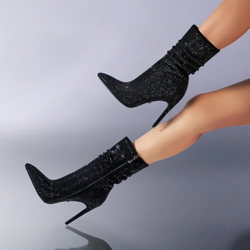 Bota de vestir de ante con pedrería con arruga en tubo marca Thalia Sodi, mod. 1085487