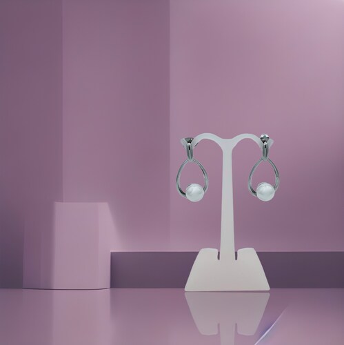 Aretes en rodio silueta gota con perla cristal.