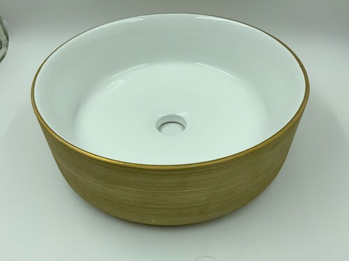 Lavabo Cerámico para Baño GOZ, forma circular en color dorado semi mate con detalles en relieve metalizados. De sobreponer, con diseño europeo ideal para todo tipo de baños. Dimensiones 36.0 x 36.0 x 12.5 cms. (base x altura x profundidad)