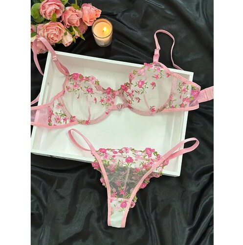 Conjunto de lenceria de encaje bordado.
