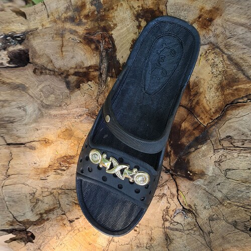 Sandalias Ayanti para Dama Casuales y Resistentes Luli Patotas Estilo Slip-On con Diseño Perforado y Decorados Dorados