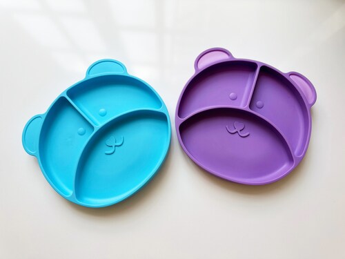 Plato para Bebé con 3 Divisiones y Cubiertos en Silicona Libre de BPA.