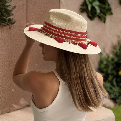 Sombrero para mujer artesanal de palma fina decorado decorado en cinta roja, cadena y detalles en pompones 