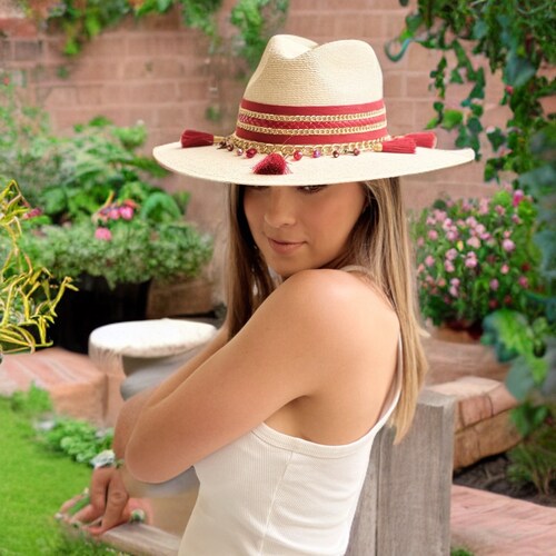 Sombrero para mujer artesanal de palma fina decorado decorado en cinta roja, cadena y detalles en pompones 