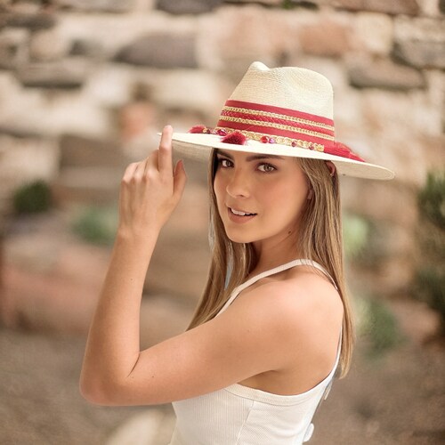 Sombrero para mujer artesanal de palma fina decorado decorado en cinta roja, cadena y detalles en pompones 