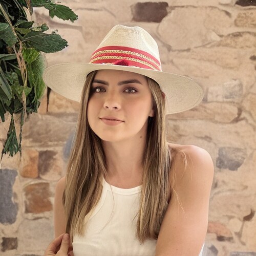 Sombrero para mujer artesanal de palma fina decorado decorado en cinta roja, cadena y detalles en pompones 