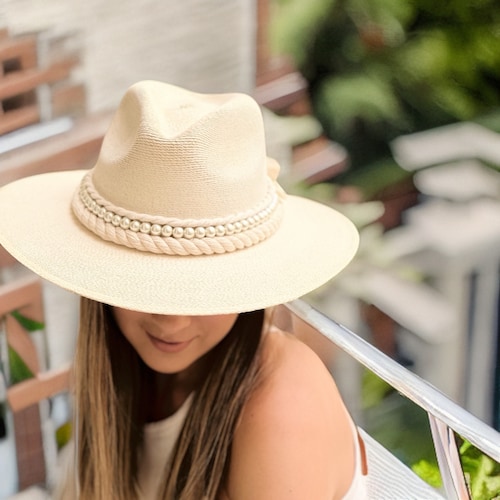 Sombrero para mujer artesanal de palma fina decorado con listón