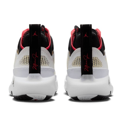 TENIS AIR JORDAN XXXVII BLANCO/NEGRO/ROJO BASQUETBOL MUJER TALLA #23.5.