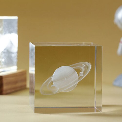 Pisapapeles De Cristal 3d, Adornos De Grabado con Elegancia Cubo de Cristal para Adornar tu Escritorio, Centro de Mesa Saturno
