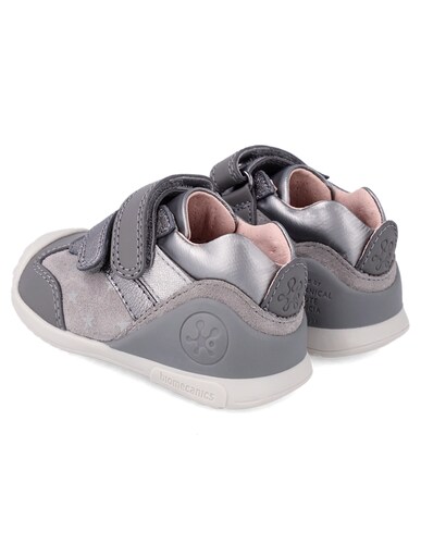 Zapato Biomecanics para niña color gris. Deportivos y cómodos