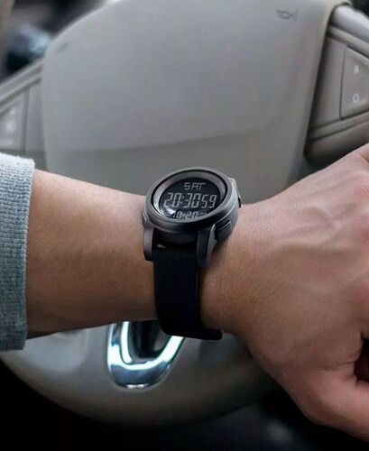Reloj de pulsera Skmei 1257 de cuerpo color negro, digital, para hombre, fondo negro, con correa de poliuretano color negro, dial gris, minutero/segundero gris, bisel color negro, luz verde y celeste y hebilla simple