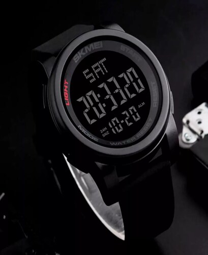 Reloj de pulsera Skmei 1257 de cuerpo color negro, digital, para hombre, fondo negro, con correa de poliuretano color negro, dial gris, minutero/segundero gris, bisel color negro, luz verde y celeste y hebilla simple