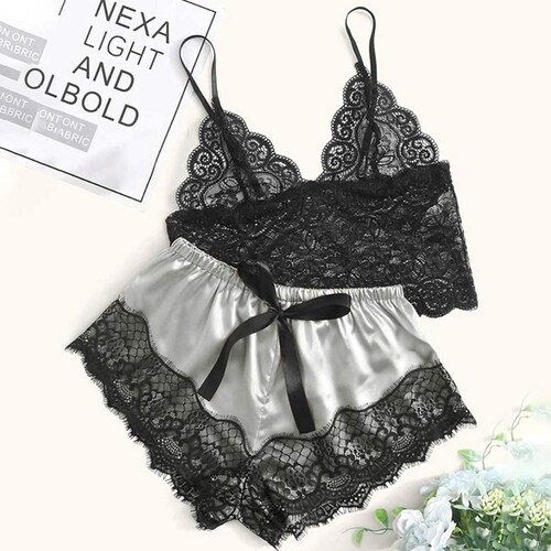 Conjunto de pijama de encaje.