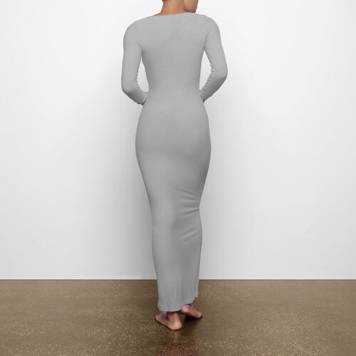 Vestido largo de manga larga con cuello cuadrado estilo casual.