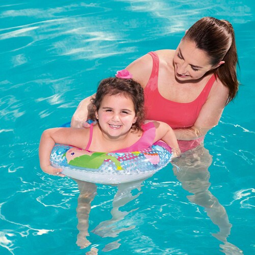 Toallas Coloridos Y Salvavidas Cerca De La Piscina De Natación