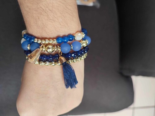 Set de 4 pulseras elasticas en tonos azul con dije, joyeria moda