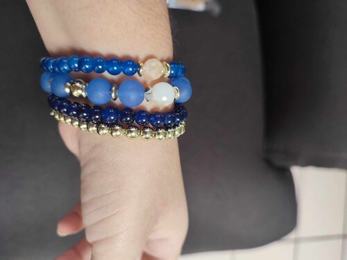 Set de 4 pulseras elasticas en tonos azul con dije, joyeria moda