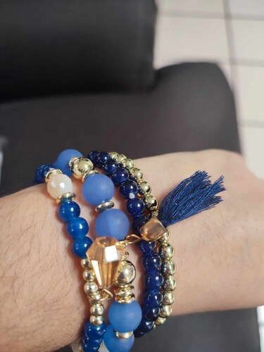 Set de 4 pulseras elasticas en tonos azul con dije, joyeria moda
