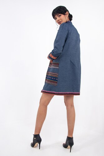 Saco de dama A ÁNGELOZANO cuello mao de mezclilla azul y aplicación étnico, AL-W46.