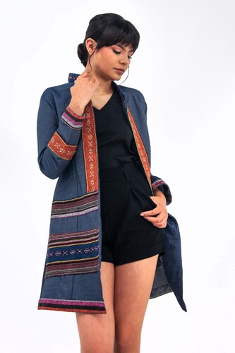 Saco de dama A ÁNGELOZANO cuello mao de mezclilla azul y aplicación étnico, AL-W46.