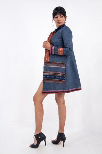 Saco de dama A ÁNGELOZANO cuello mao de mezclilla azul y aplicación étnico, AL-W46.