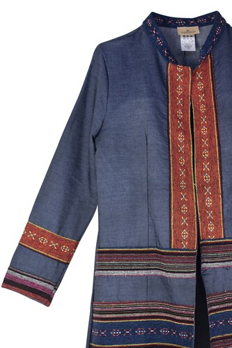 Saco de dama A ÁNGELOZANO cuello mao de mezclilla azul y aplicación étnico, AL-W46.