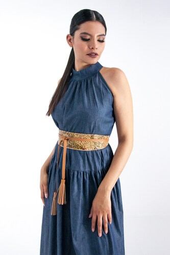 Vestido de dama A ÁNGELOZANO de mezclilla con azul, con cinto grabado camel, AL-W53.