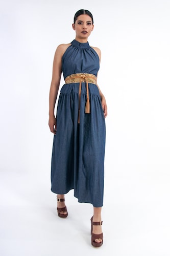 Vestido de dama A ÁNGELOZANO de mezclilla con azul, con cinto grabado camel, AL-W53.